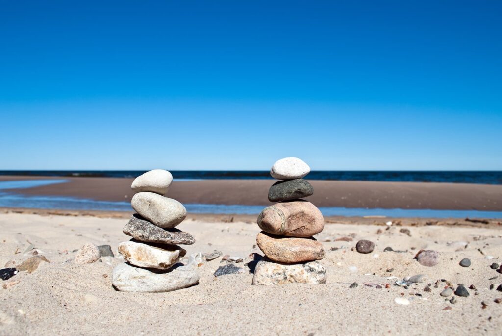 Steintürme am Strand
